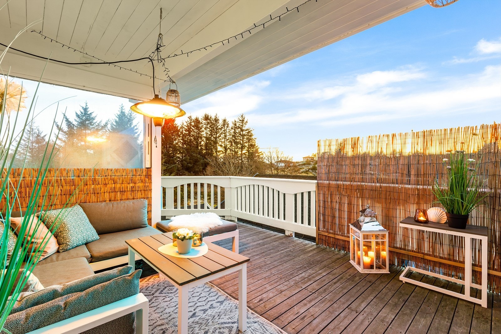 Solrik terrasse med overbygg. Strøm er tilrettelagt for eventuell lys eller varmekilde. Galleribilde