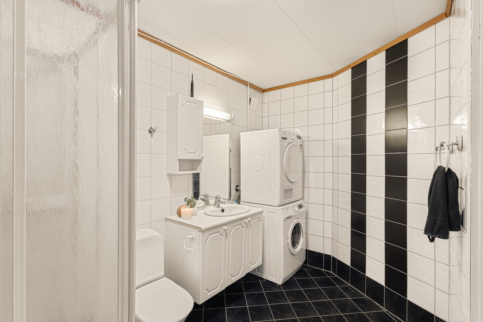 Badet har varme i gulv og opplegg for vaskemaskin. Galleribilde