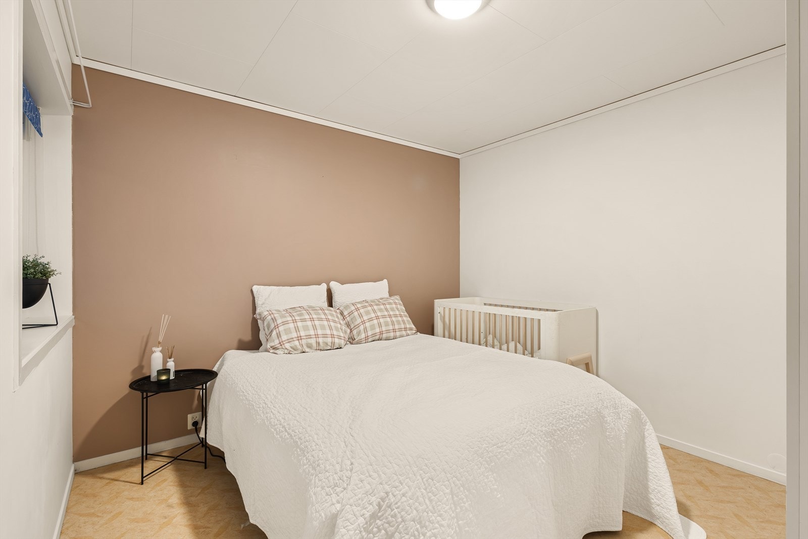 Soverom med plass til dobbeltseng og garderobe. Galleribilde