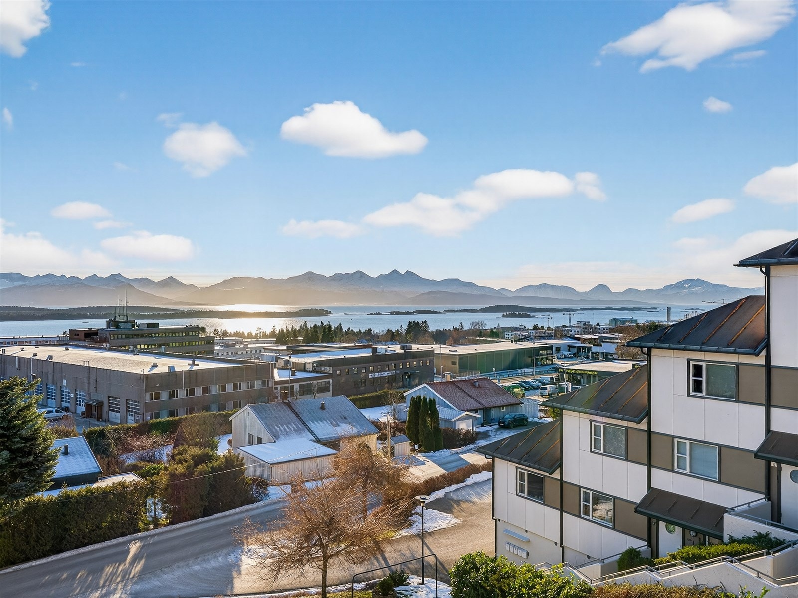 Notar v/Kjetil Gujord presenterer Løkenvegen 19! Foto: Interiørfoto AS (Håvard Nyeggen Løberg) Galleribilde