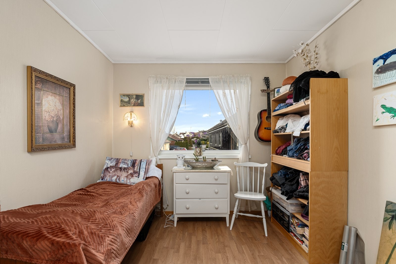 Etasjens andre soverom har også en god størrelse Galleribilde