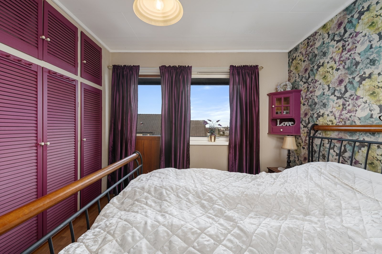 Innebygd garderobe sikrer god oppbevaringsplass Galleribilde