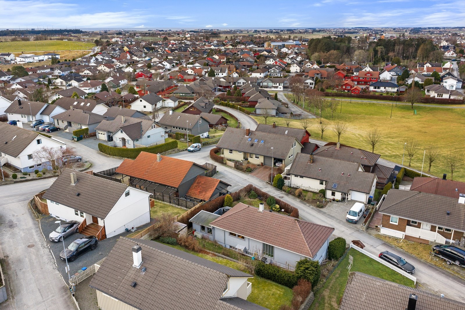 Rolig og etablert boligområde med gangavstand til både skole og barnehage. Boligen ligger like ved store friarealer/fotballbane/akebakke, med kort vei til sentrumskjernen Galleribilde