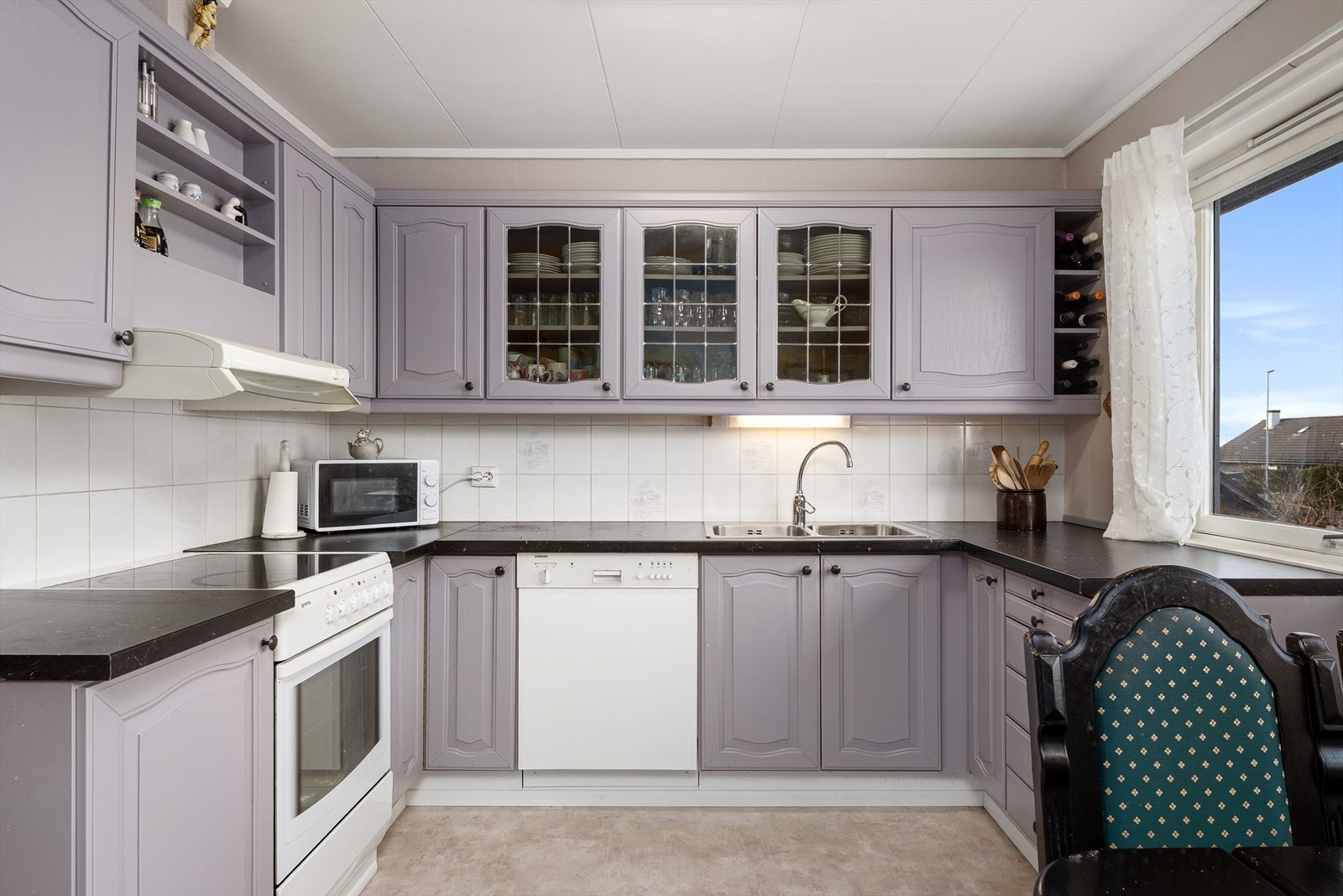 Separat kjøkken med rikelig skap- og benkeplass Galleribilde