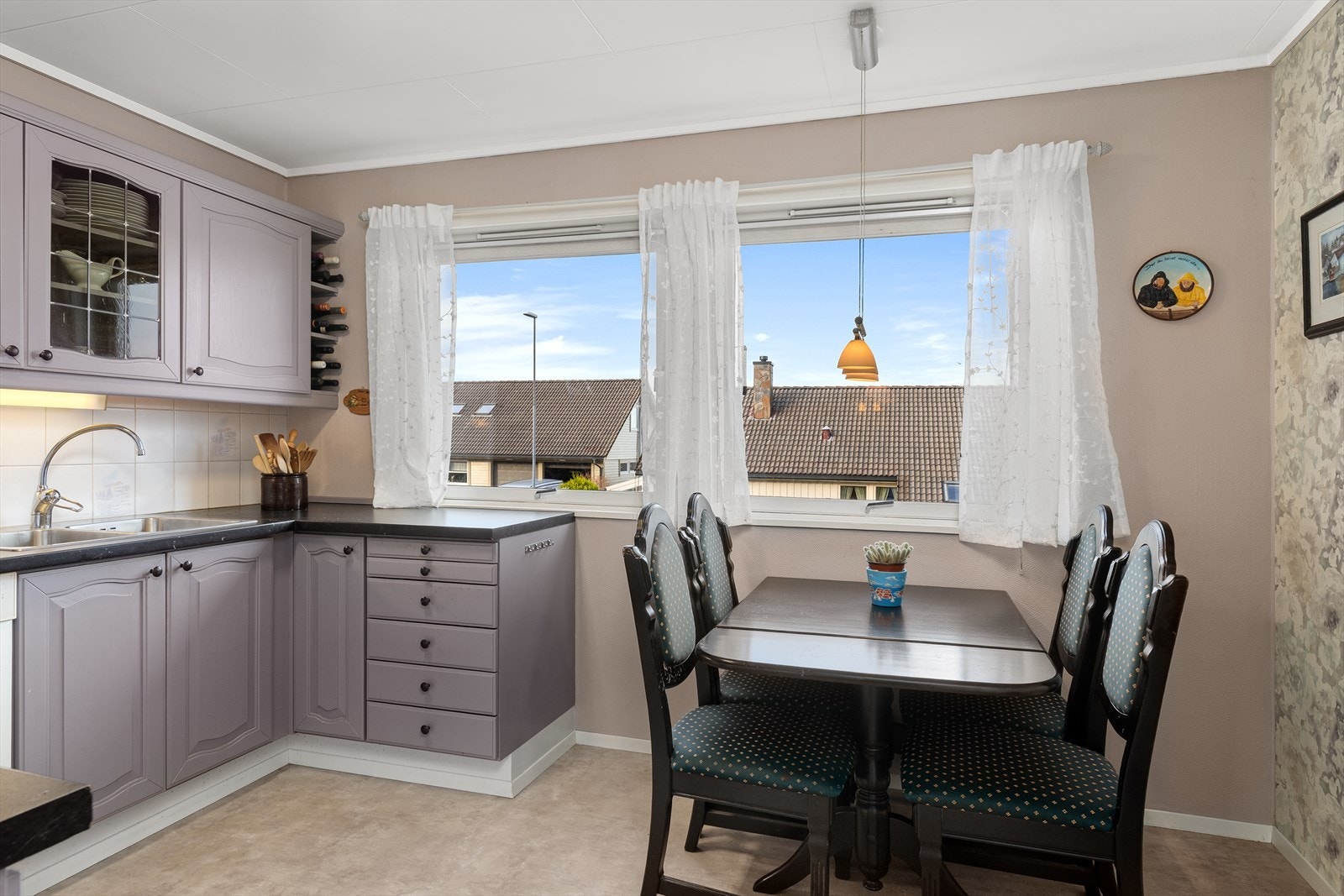 Det er i tillegg plass til kjøkkenbord Galleribilde