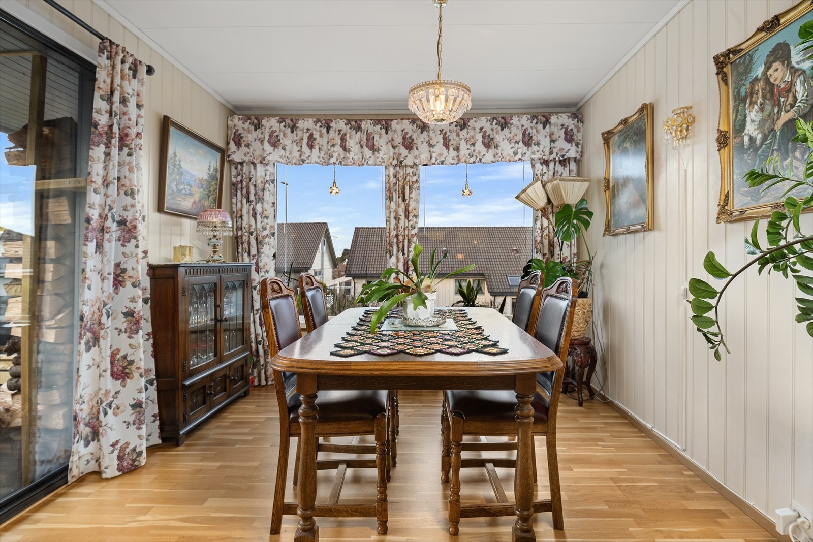 Stuen har en L-form og er tilrettelagt for møblering i soner Galleribilde