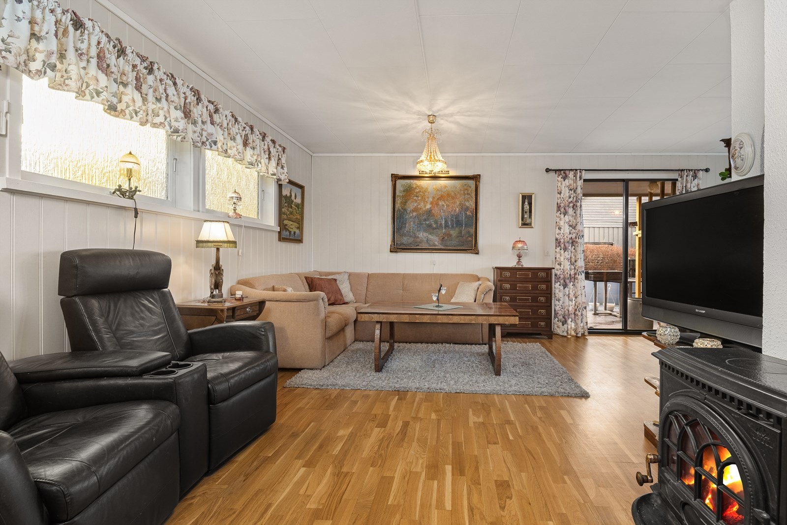 Boligens hovedetasje inneholder stue, kjøkken, bad og to soverom Galleribilde