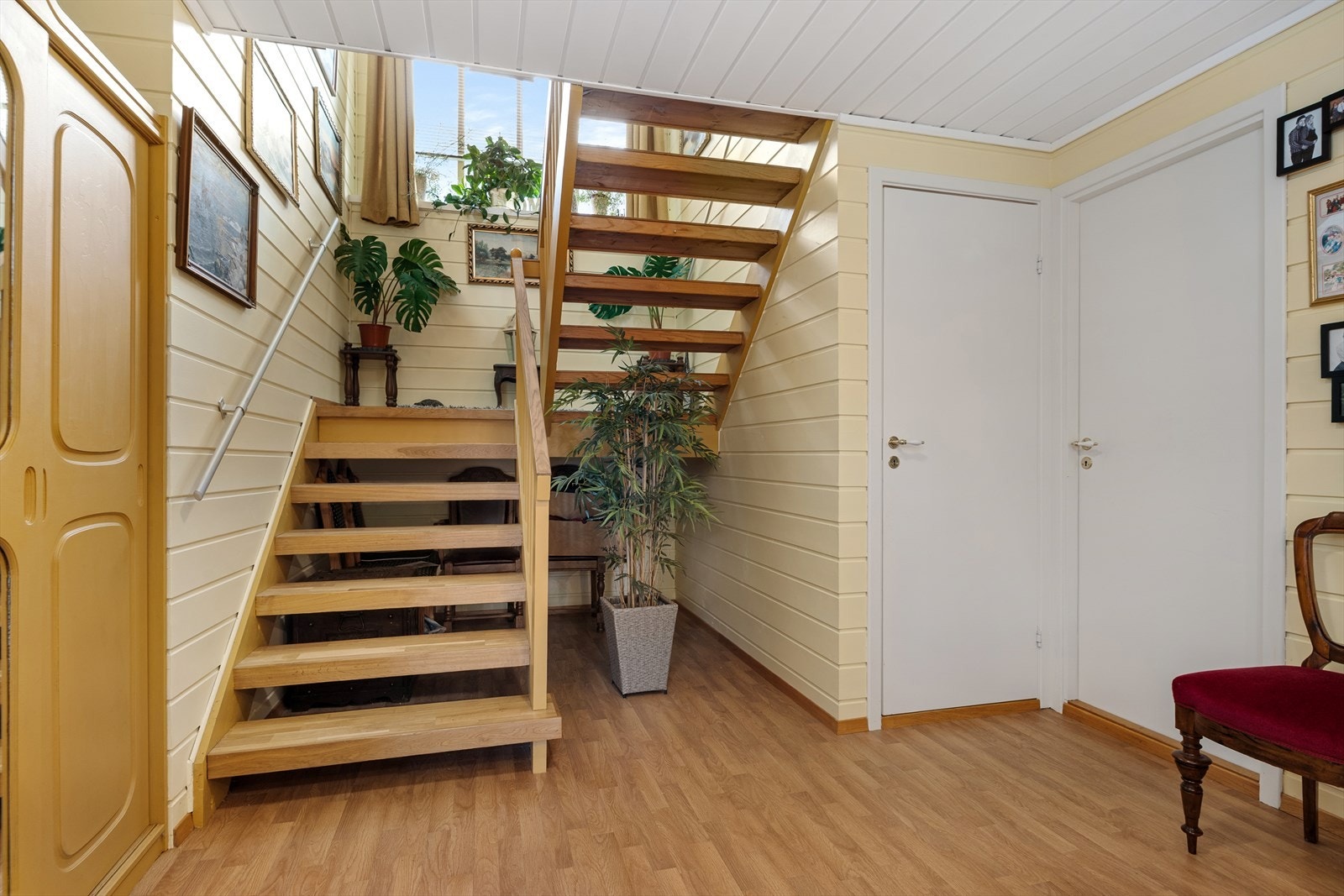 Her er det gode muligheter til ulike garderobeløsninger, samt oppbevaringsplass under trapp Galleribilde