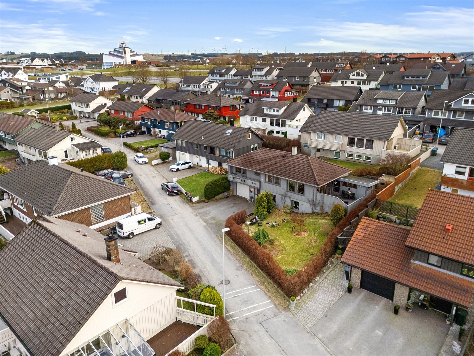 Boligen ligger i en blindgate hvor du slipper gjennomgangstrafikk. Enkel tilkomst ut til Store ring og videre Galleribilde