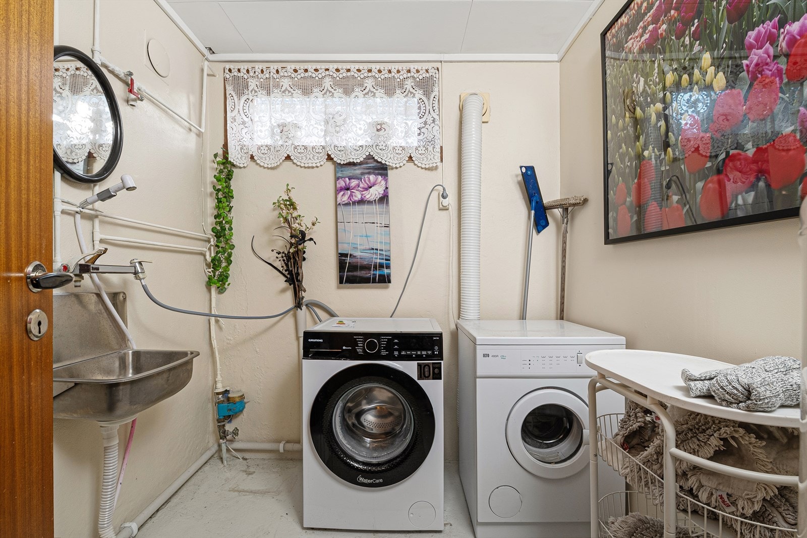 Samt eget vaskerom. Rommet er romslig og har gode muligheter til å innrede med ulike vaskeromsløsninger Galleribilde