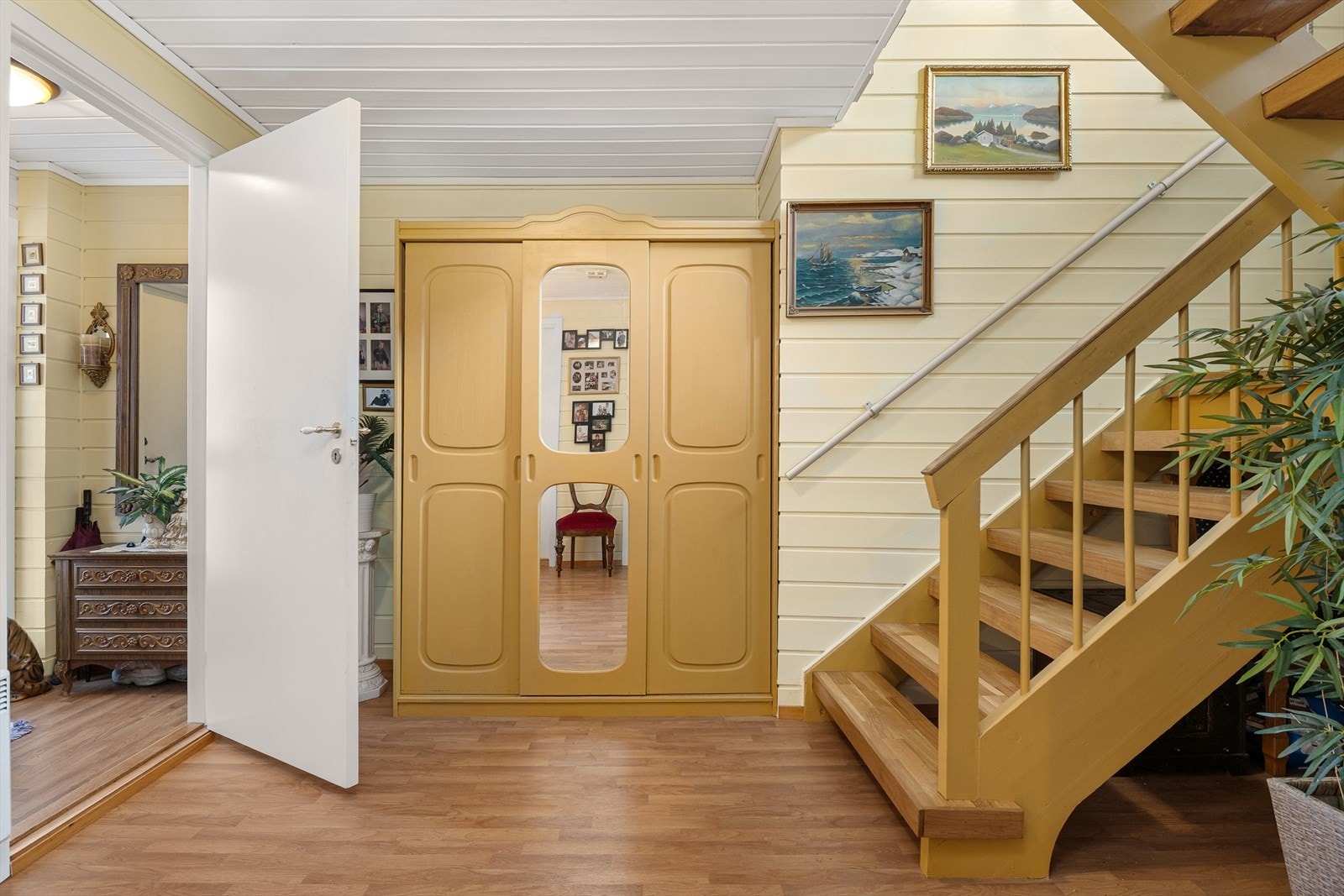 Velkommen inn til en romslig entré/hall fra bakkeplan Galleribilde