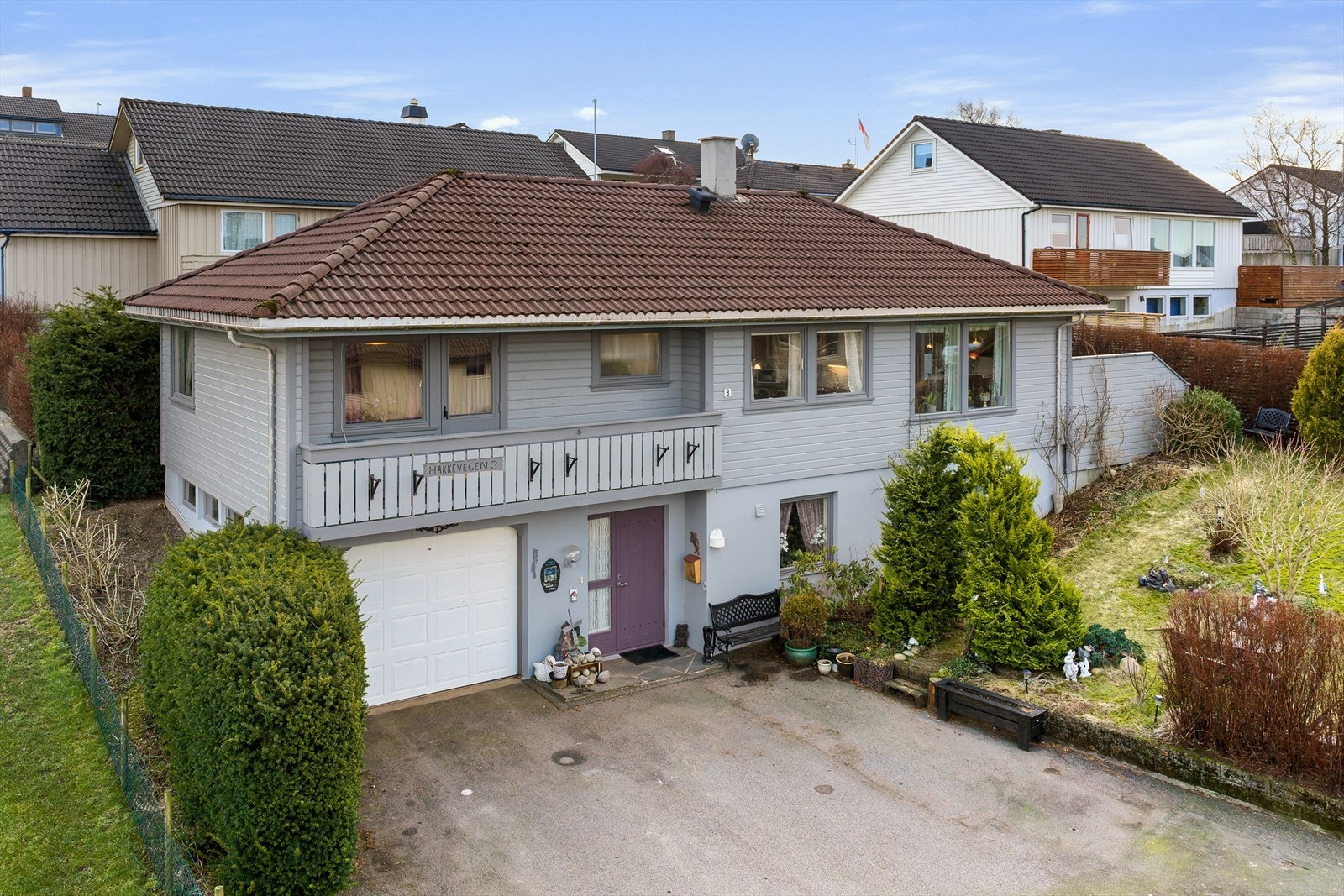 Boligen har garasje, samt plass til flere biler i asfaltert gardsrom Galleribilde