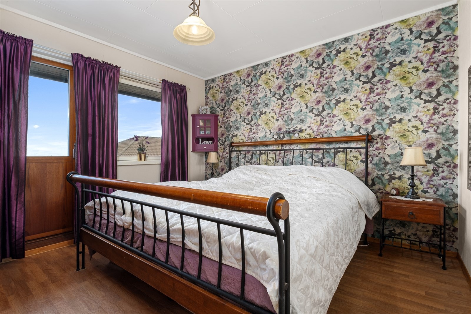 Stort hovedsoverom med utgang til luftebalkong Galleribilde