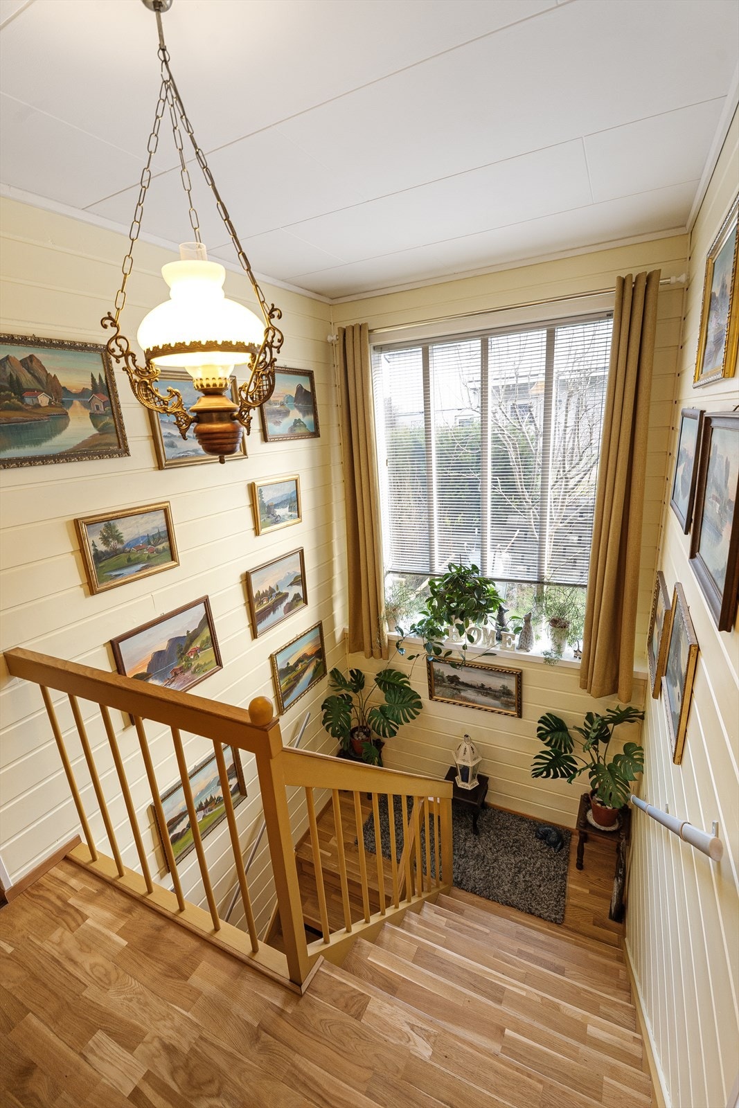 Åpen trappegang med stor vindusflate gir godt med lys mellom etasjene Galleribilde