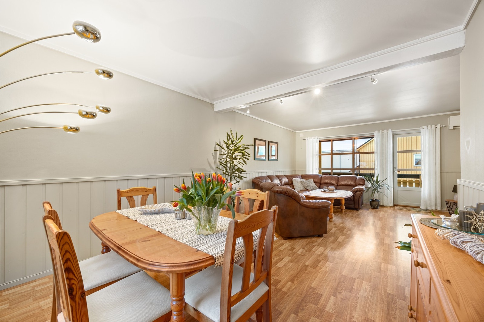 Lys, trivelig leilighet med god plass til sittegrupper Galleribilde