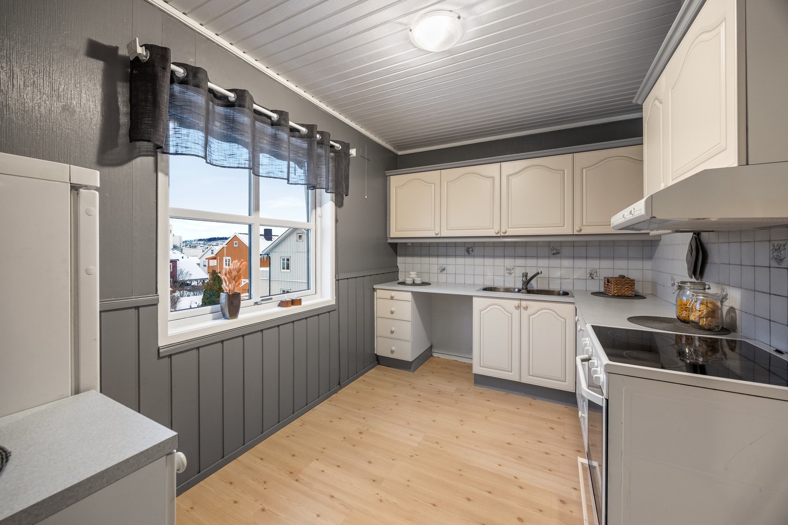 Sigdalkjøkken - ca 9 kvm. Pen innredning med avsatt plass for hvitevarer Galleribilde