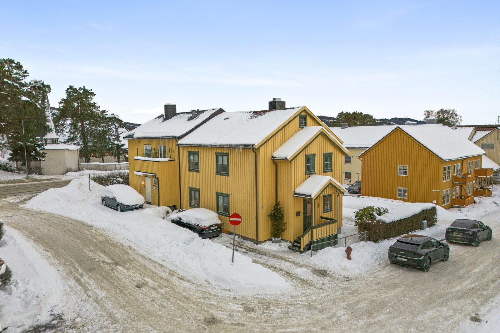 Inngangsparti med biloppstillingsplass Galleribilde