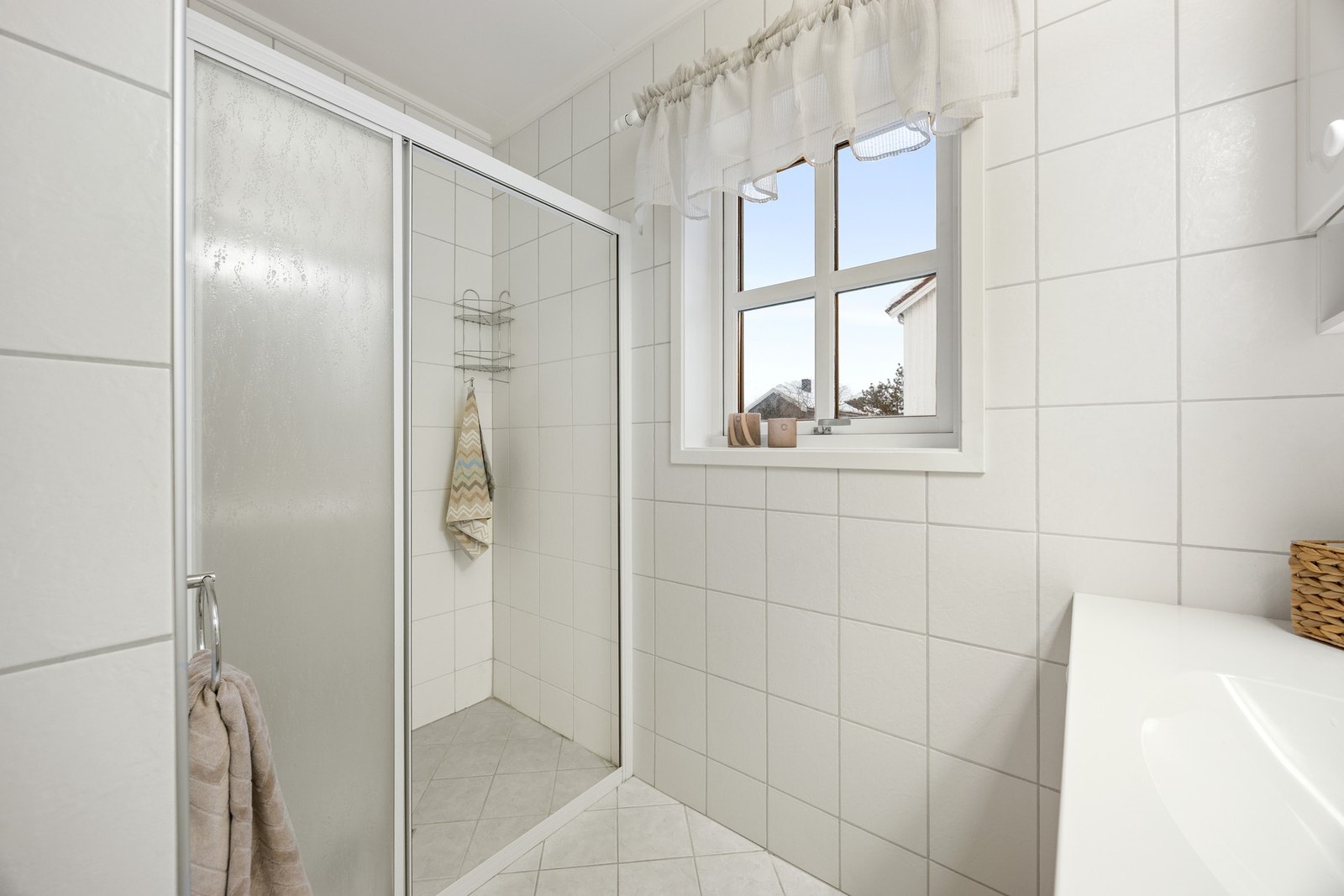 Utstyrt med servantskap, toalett og dusj Galleribilde