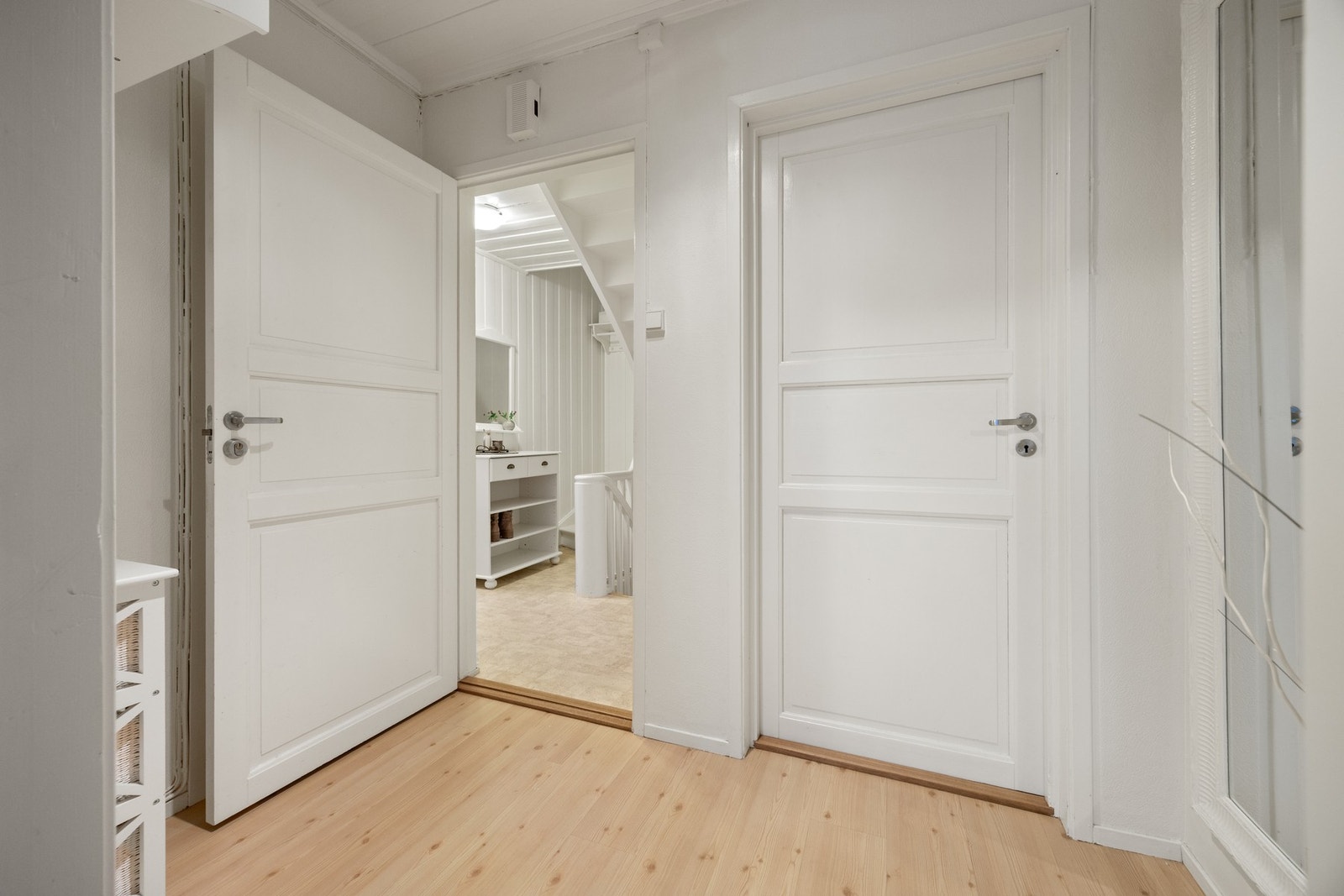 Entré/gang i 2. etg - ca 3,5 kvm. Inngang fra trapperom Galleribilde