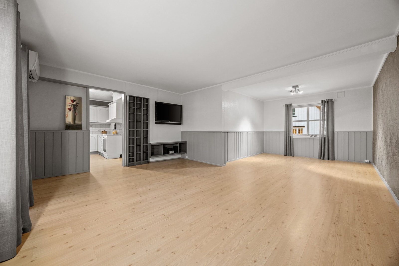 Stue - ca 32 kvm. Romslig stue med god plass til flere sittegrupper Galleribilde