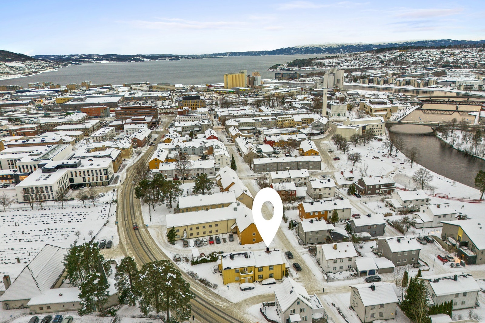 Sentrumsnær og innholdsrik enebolig med to boenheter! Utleie gir mulighet for lavere bokostnad. Galleribilde
