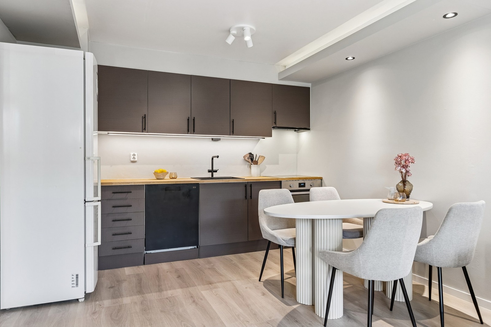 Flott kjøkken som fremstår stilrent med god plass til både oppbevaring og matlaging. Galleribilde