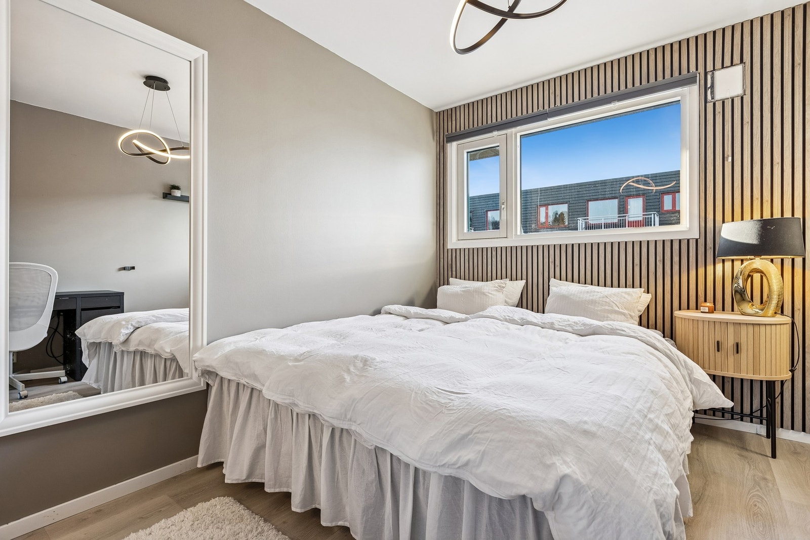 Soverommet er malt i lune farger, og spileveggen gir rommet en varm og trivelig atmosfære. Galleribilde