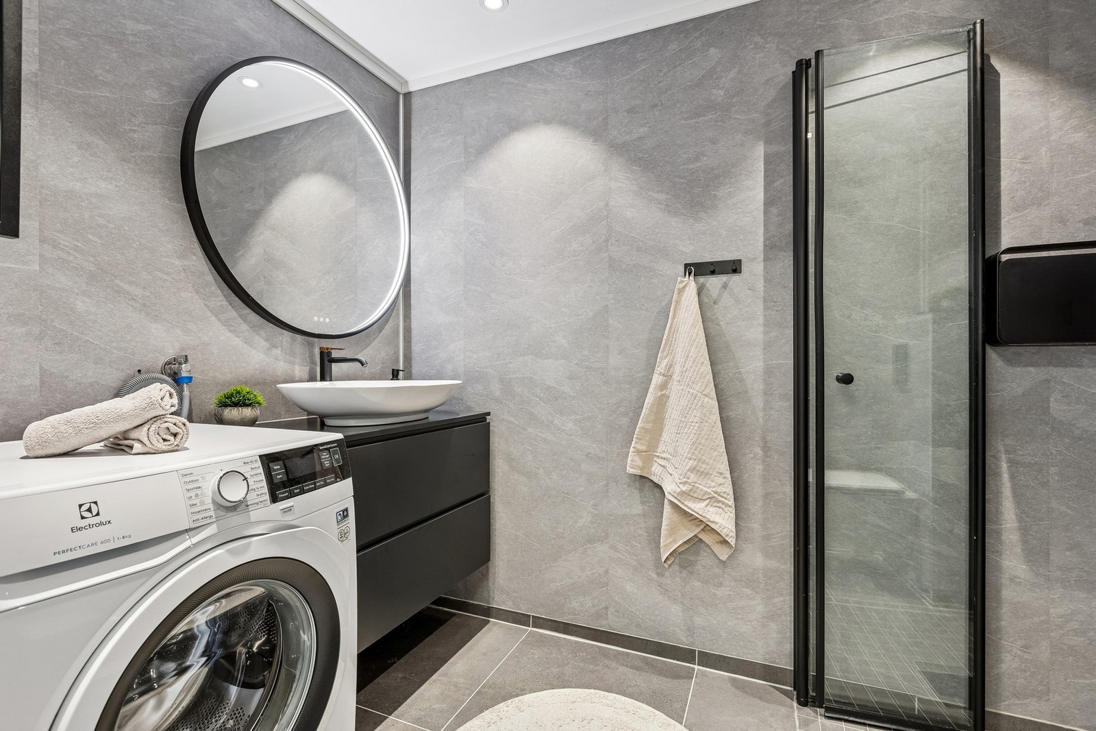 Meget pent og moderne bad med downlights i himling og behagelig gulvvarme. Opplegg for vaskemaskin. Galleribilde