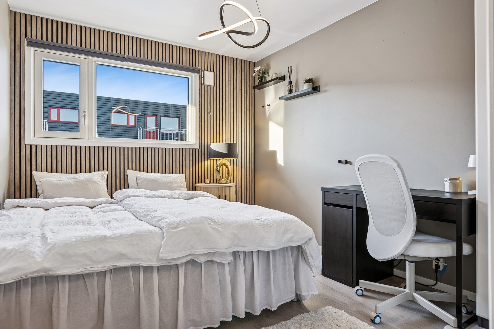 Stort soverom på 10,4m² med god plass til både dobbeltseng og tilhørende møblement. Galleribilde