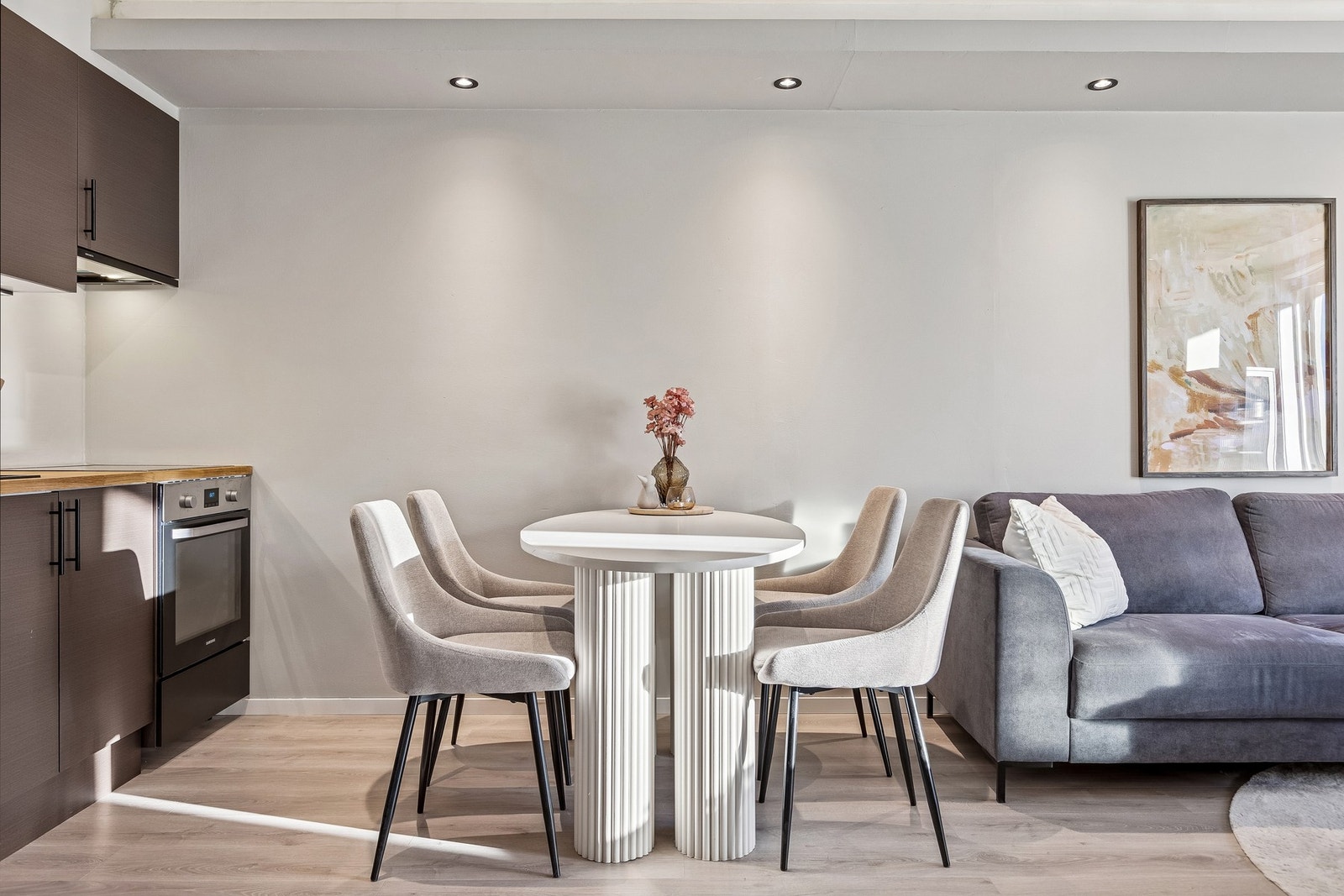 God plass til spisebord i overgangen mellom stue og kjøkken - Perfekt for hyggelige sammenkomster. Galleribilde