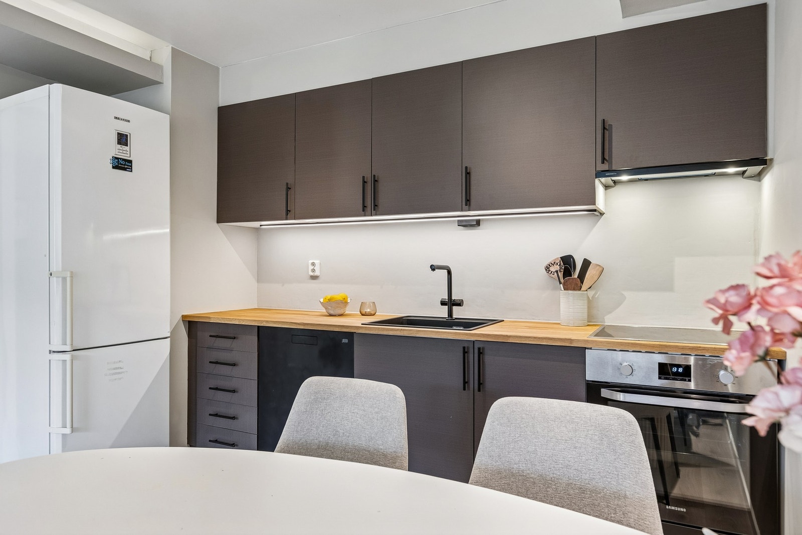 Opprinnelig fra byggeår, men pusset opp med foliering av fronter, ny benkeplate og ny oppvaskkum med blandebatteri fra 2026. Galleribilde