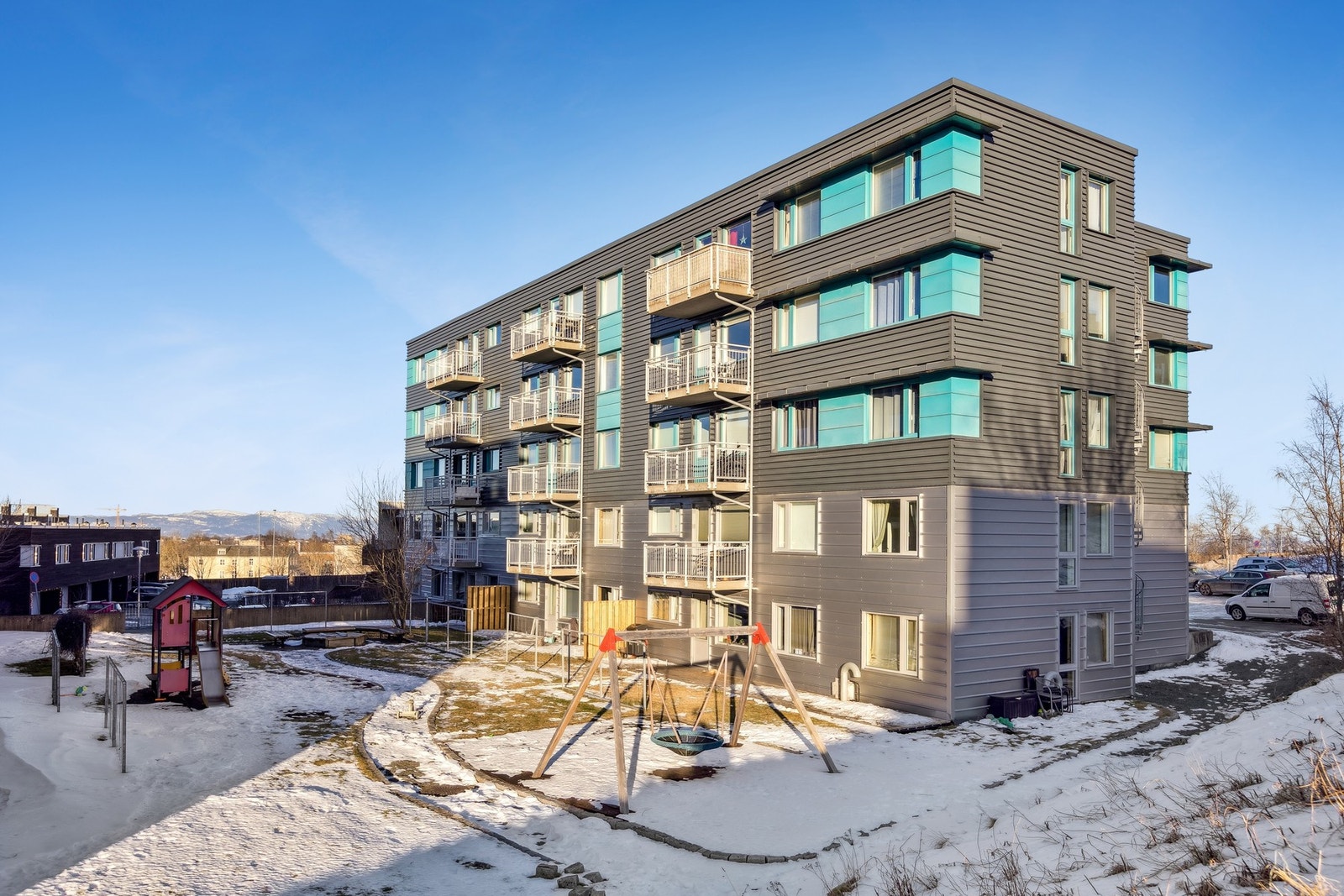 Svært attraktiv beliggenhet med gangavstand til både servicetilbud, kollektivtransport og rekreasjonsområder. Galleribilde