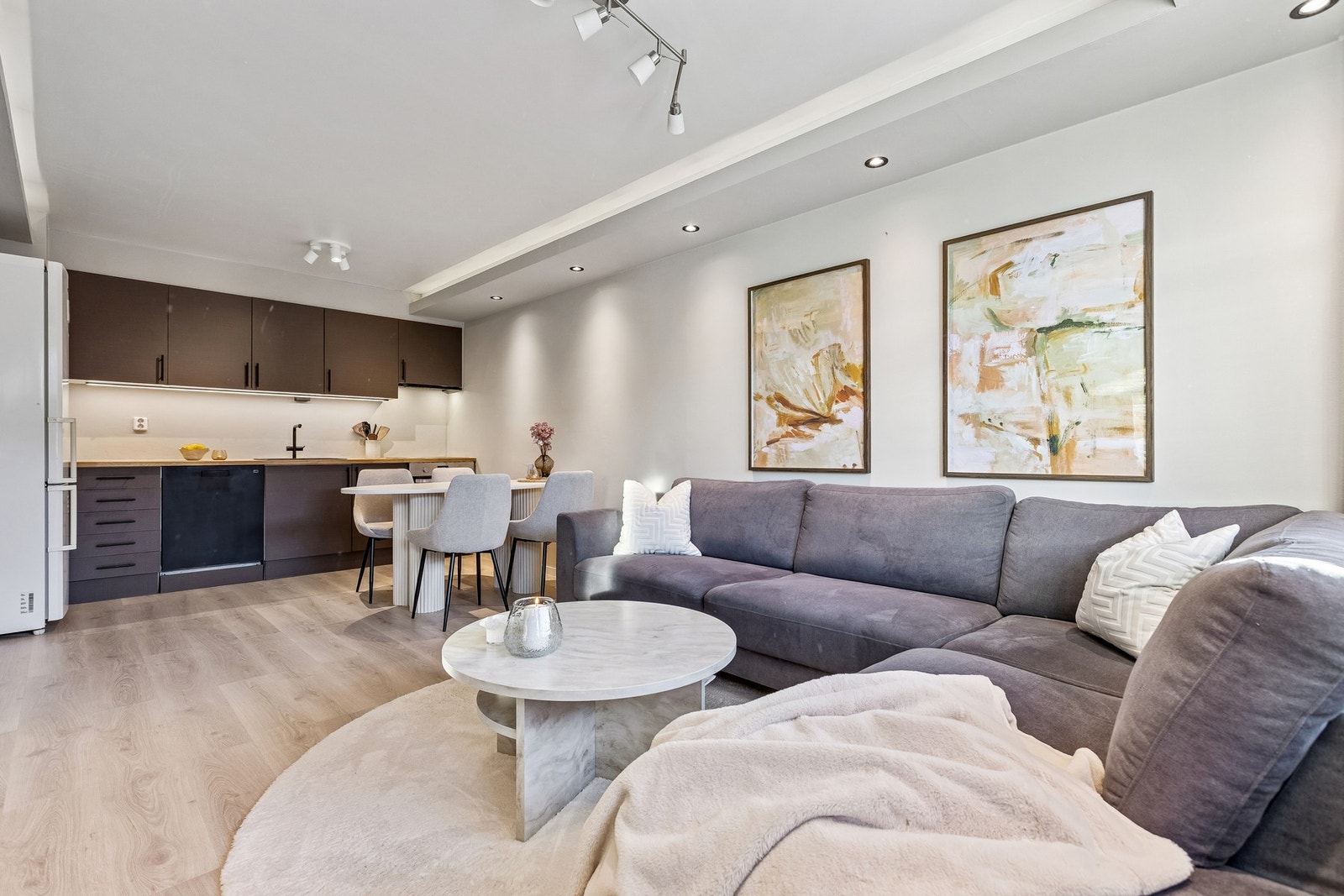 Stor åpen stue/kjøkken-løsning på 21,2m² som gjør den enkel å møblere. Galleribilde