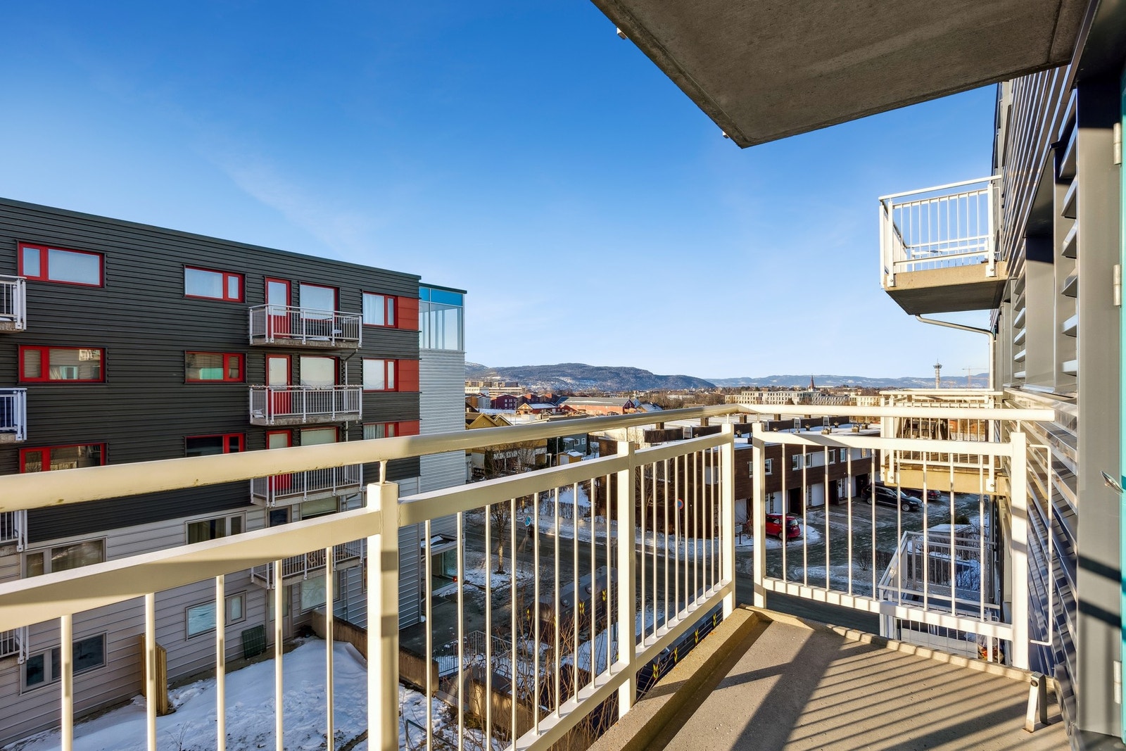 Fra stuen har du utgang til egen sørvest-vendt balkong på 4,6m² med gode solforhold. Galleribilde