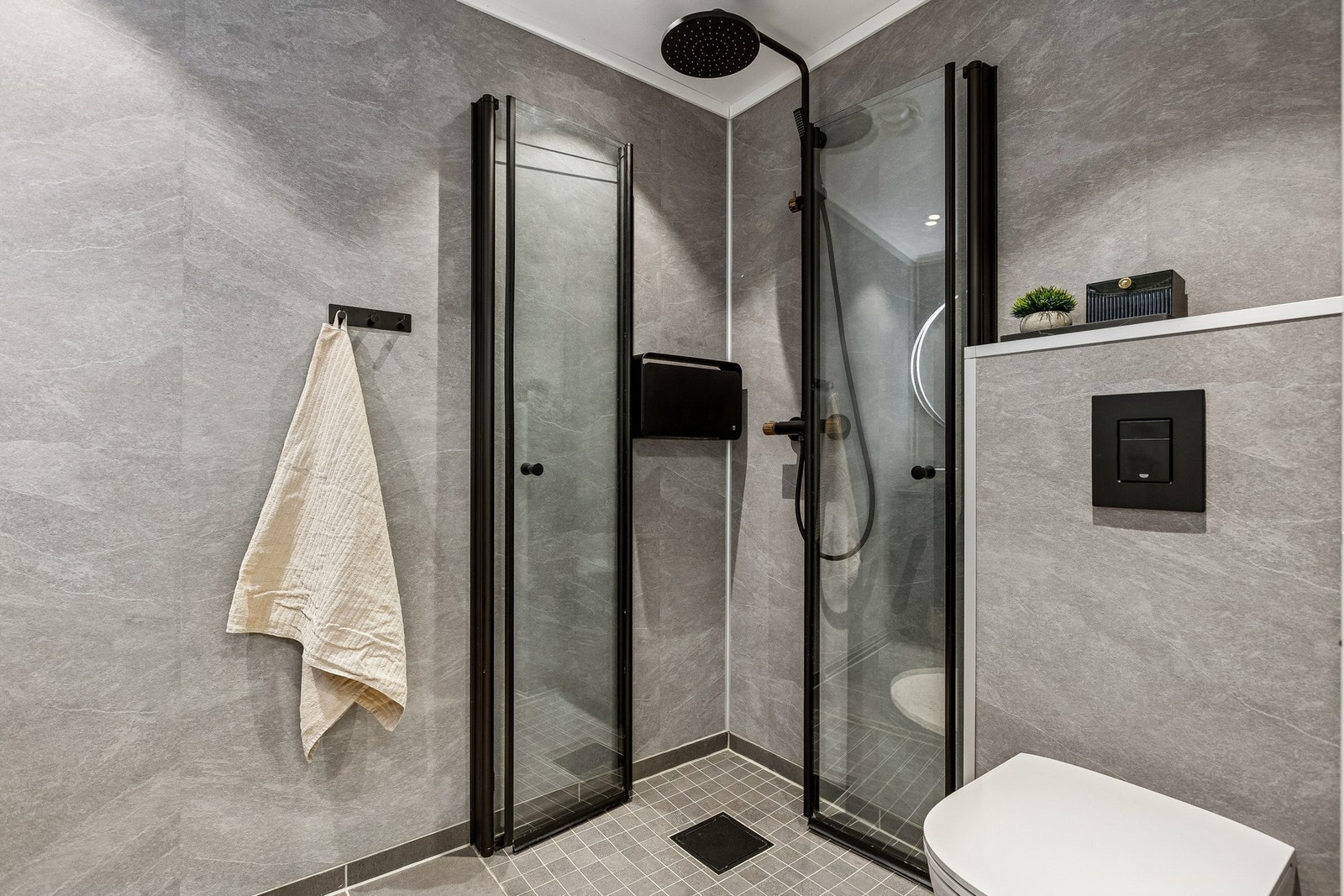 Badet ble oppgradert i 2024 med nye vegg- og gulvflater, samt ny innredning. Galleribilde