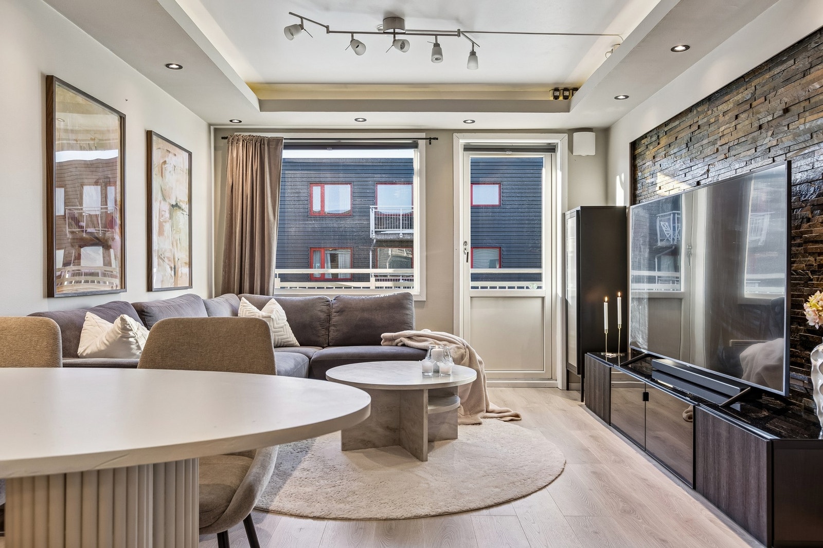 En flott oppusset 2-roms med egen utleiedel - Leieprisestimat fra EiendomsMegler1 Utleie på kr 8.900,- - 9.900,-. Galleribilde