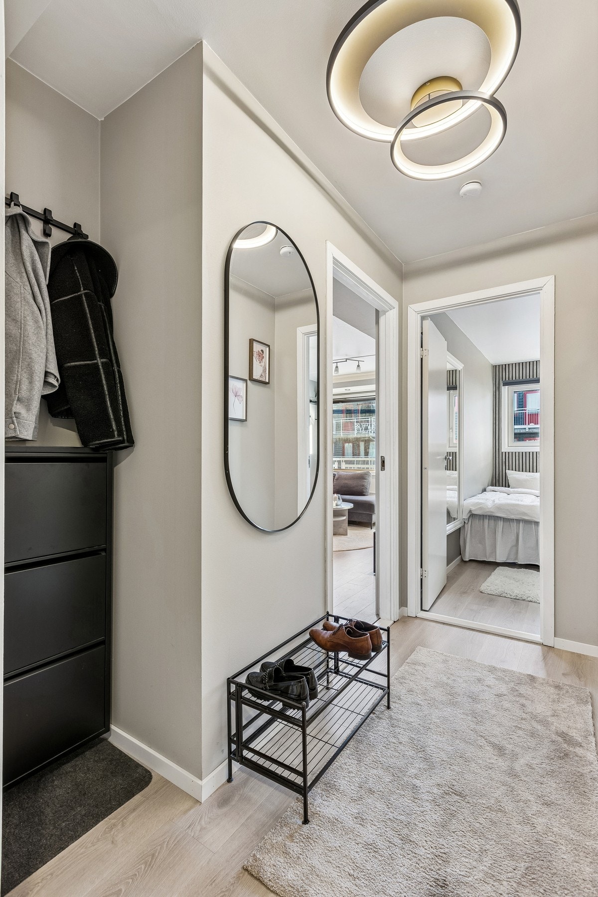 Lys og innbydende gang god gode oppbevaringsmuligheter. Galleribilde