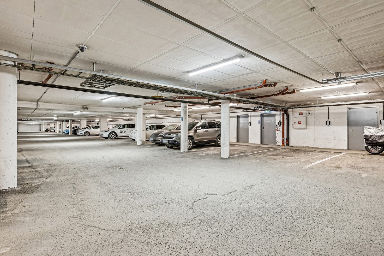 Borettslaget disponerer 68 biloppstillingsplasser i garasje, hvor det er mulig å leie parkeringsplass. Det er for øvrig gratis parkering utenfor boligen. Galleribilde
