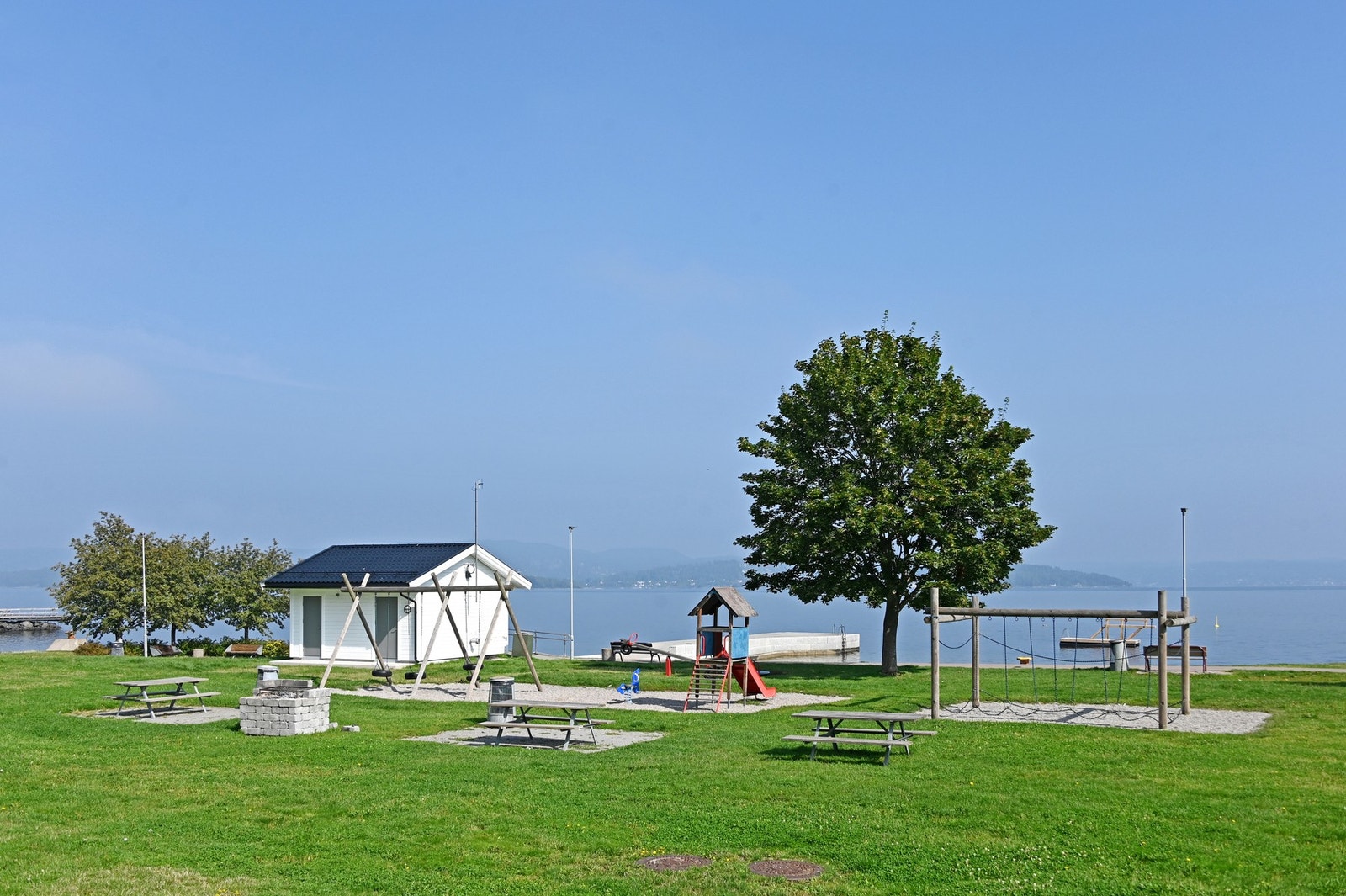 Kort vei til bystranden Dulpen badeplass, en populær strand og park beliggende flott til i nordenden av Holmestrand med bybadstue som kan brukes både sommer og vinter Galleribilde