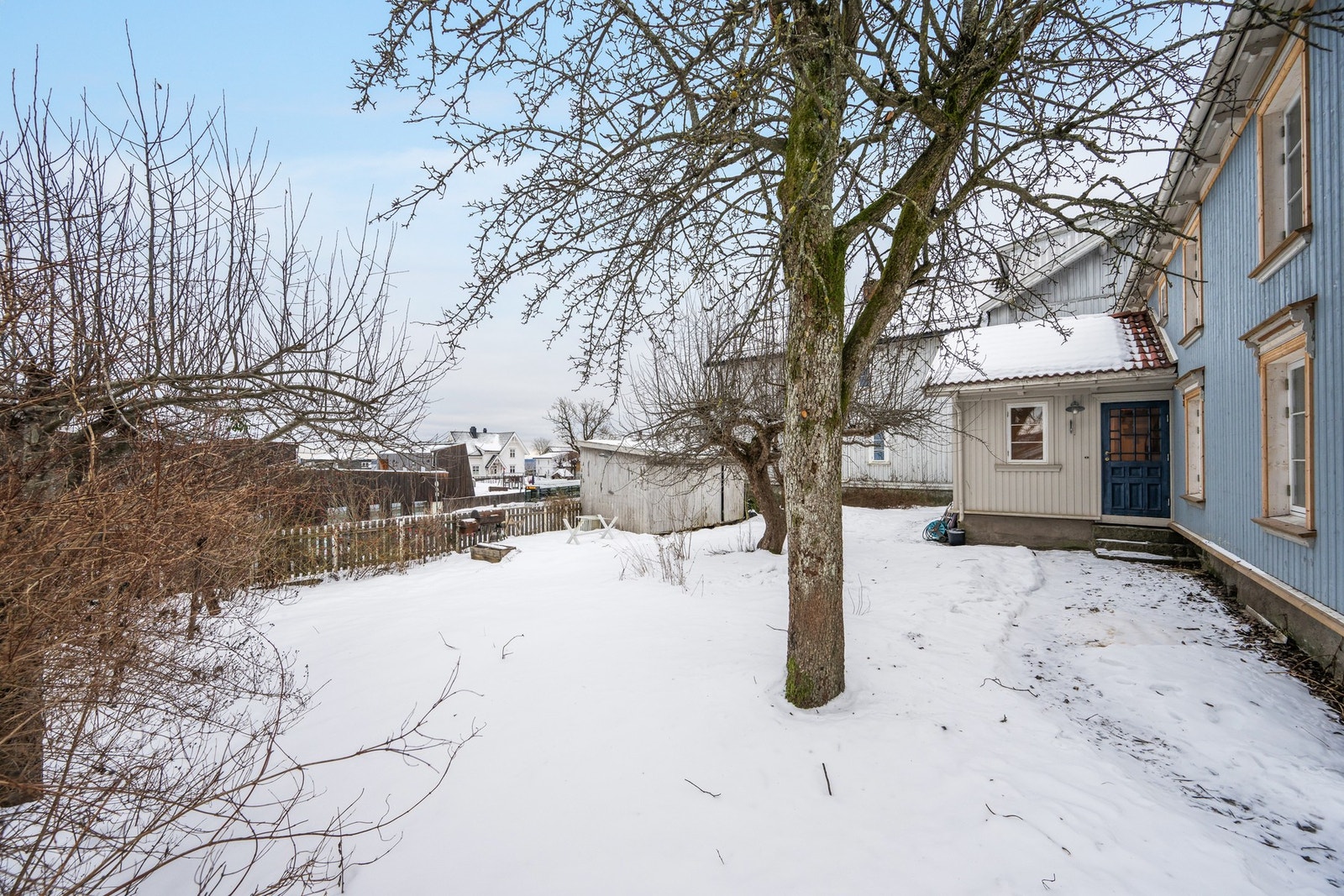 På tomten er det i tillegg et uthus/skur i hjørnet mot øst Galleribilde