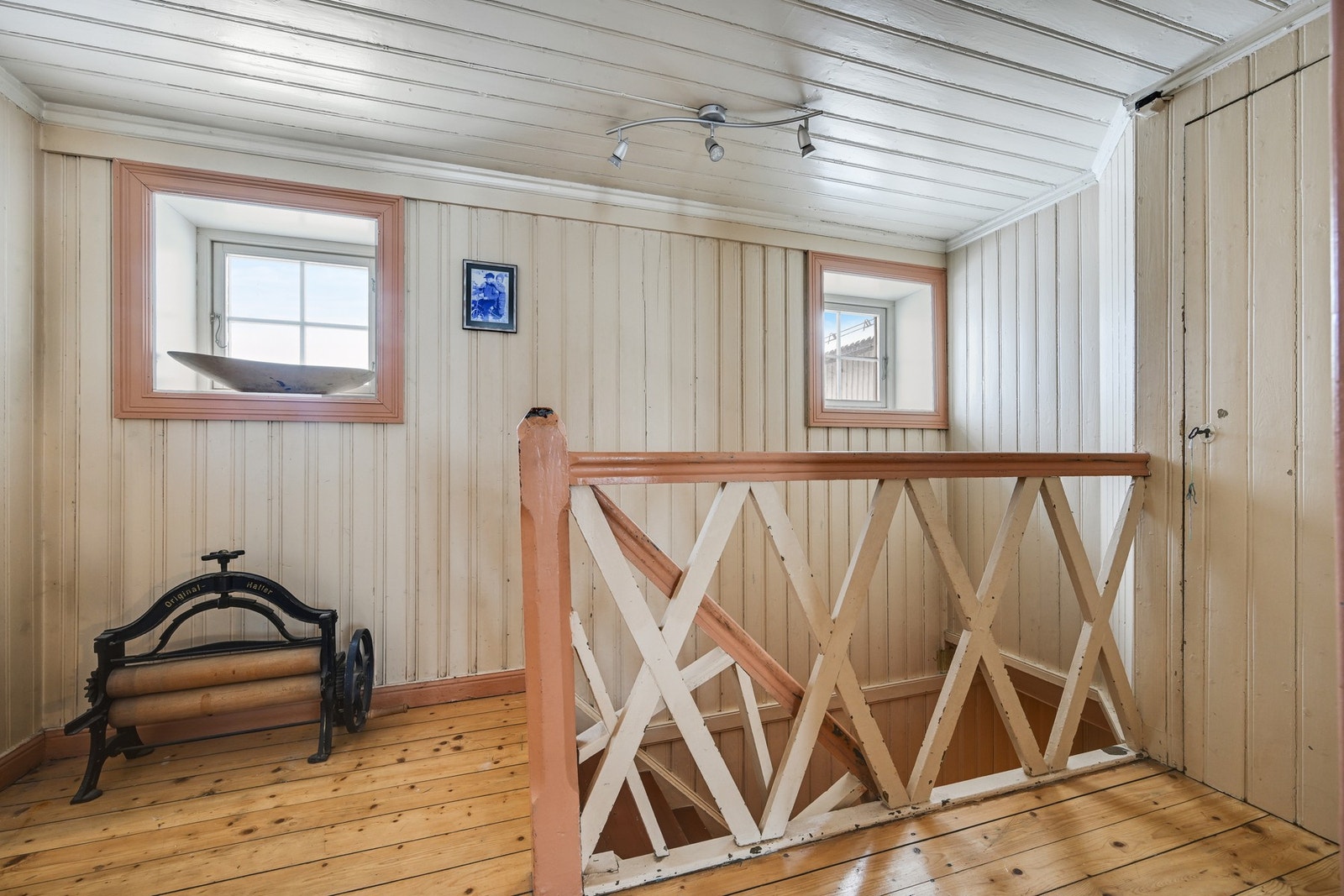 Vinduer sørger for godt lysinnslipp i det man kommer opp til etasjen Galleribilde