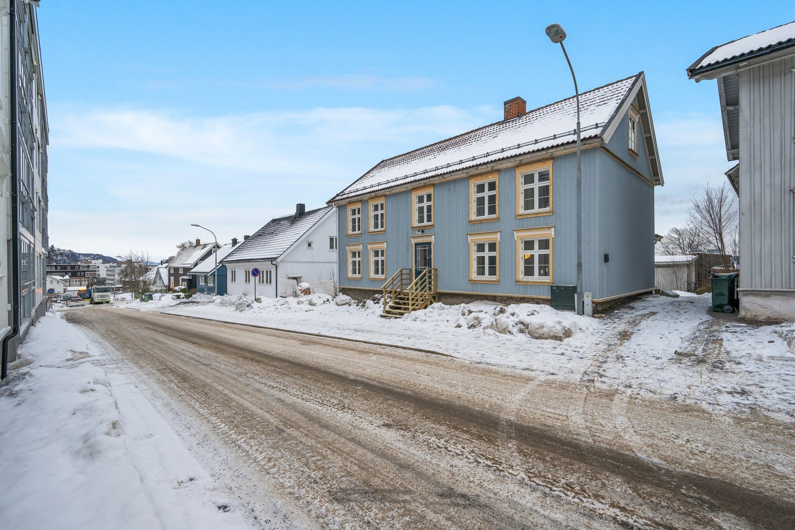 Boligen har en svært sentral beliggenhet med få minutters gange til dagligvare, apotek, vinmonopol og restauranter Galleribilde