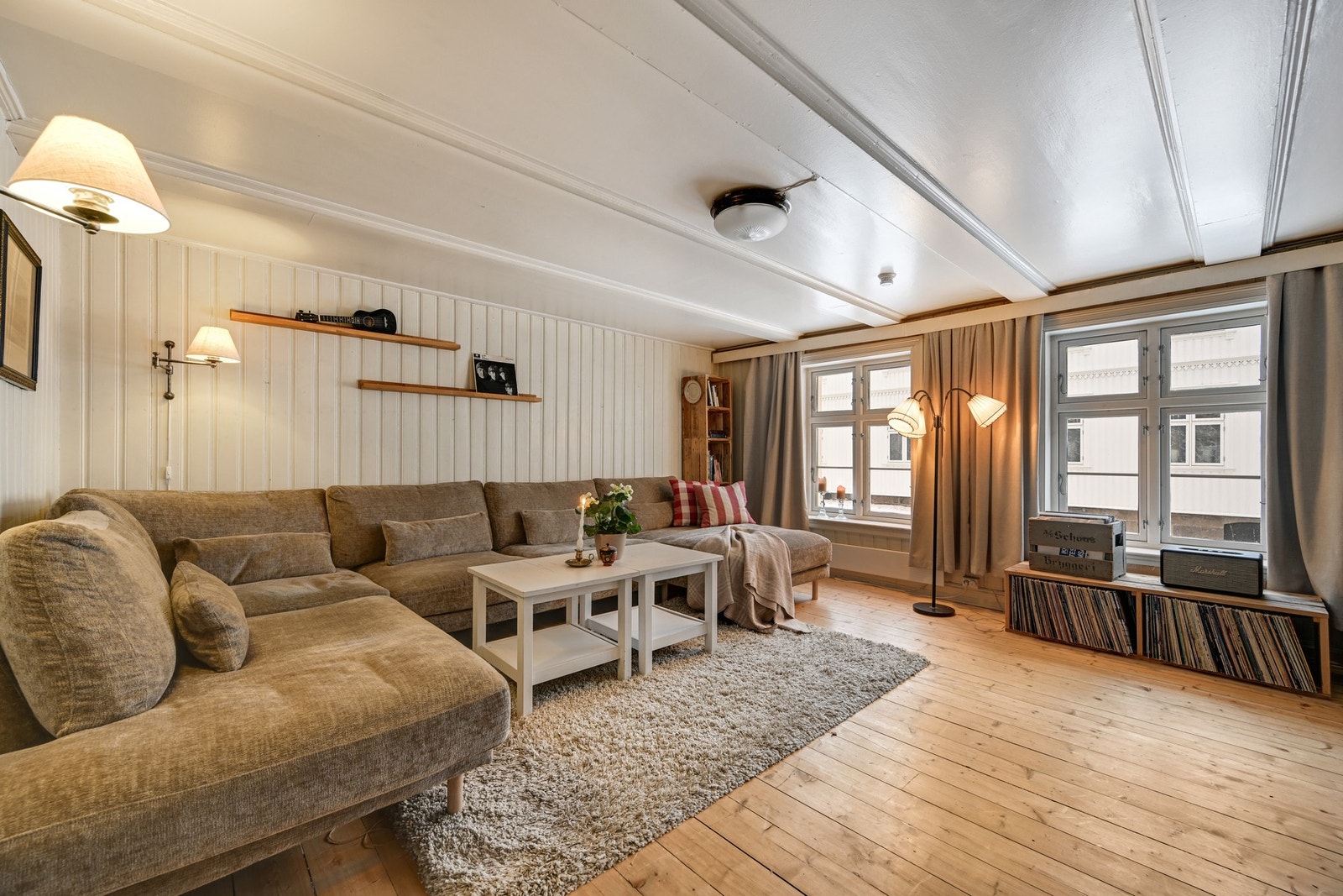 Det er rikelig med lysinnslipp fra flere vinduer som bidrar til en koselig atmosfære Galleribilde