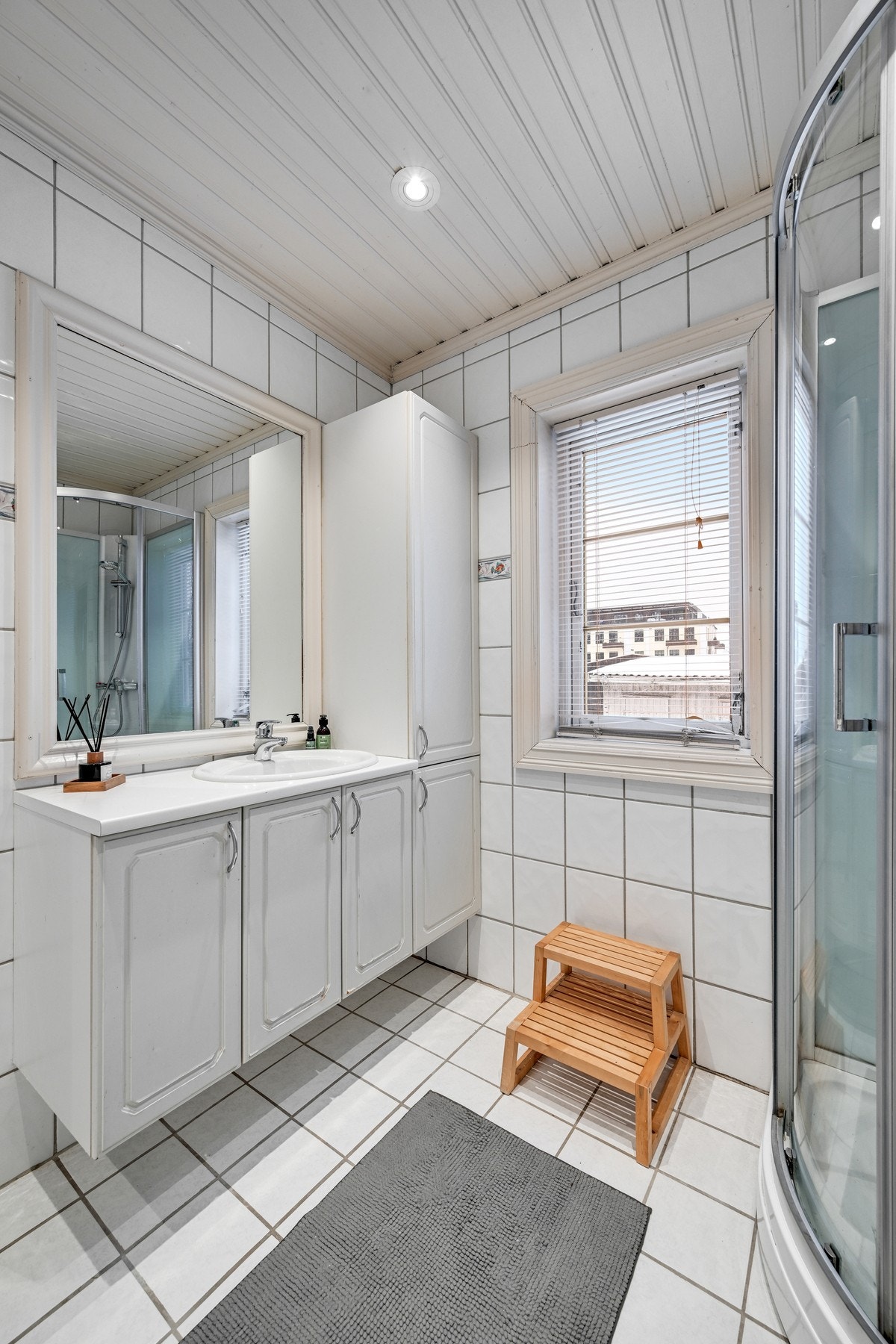 Rommet har lysinnslipp fra vindu mot nord, samt spotter i taket som sørger for belysning Galleribilde