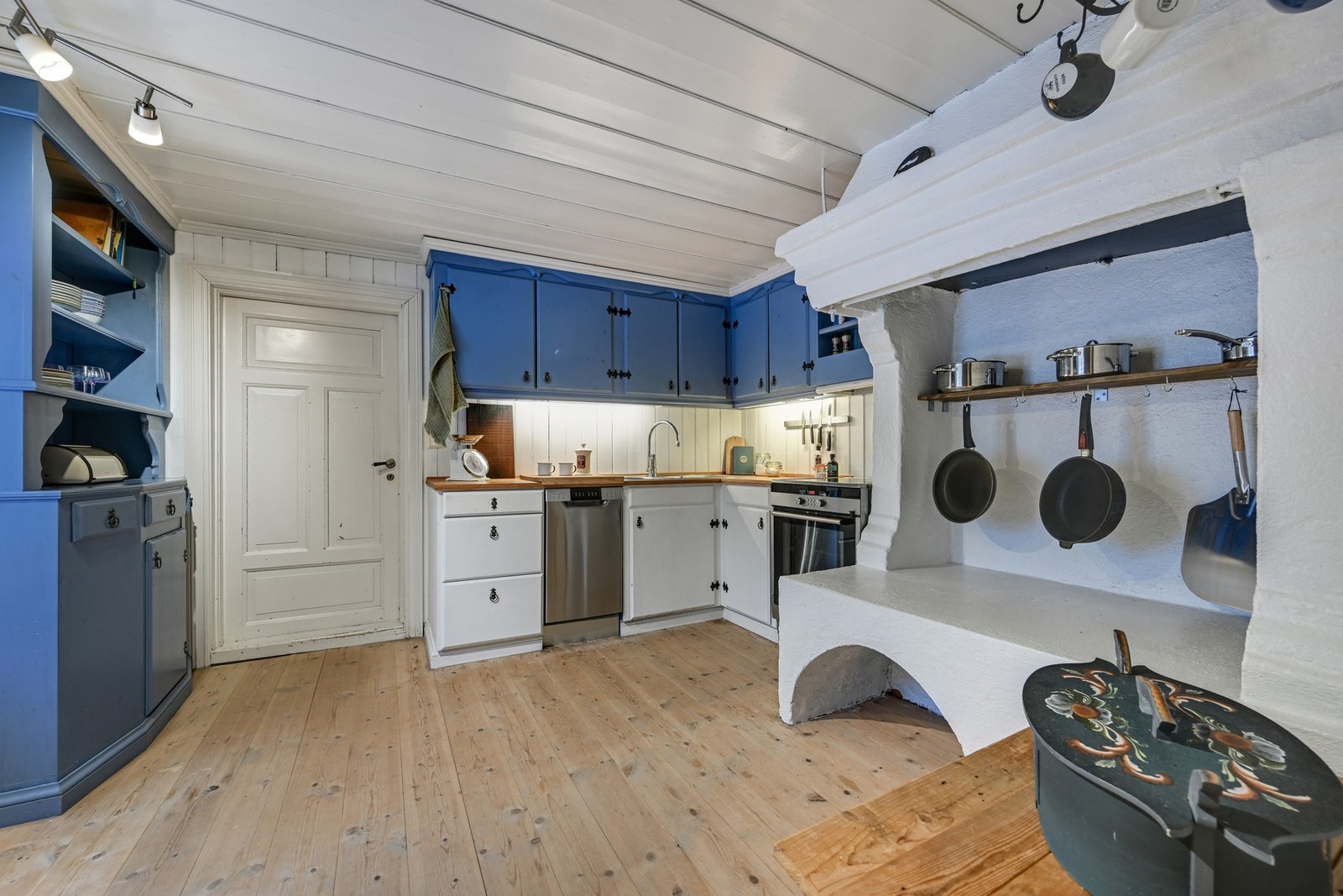 Det er rustfri oppvaskbenk og kum, samt kjøkkenventilator med avtrekk som avsluttes på loftet Galleribilde