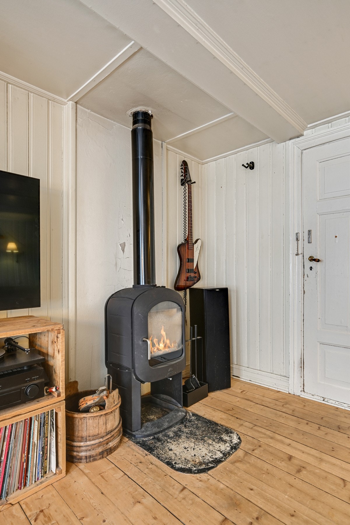 Peisen sørger for oppvarming, og videre har flere rom panelovner Galleribilde