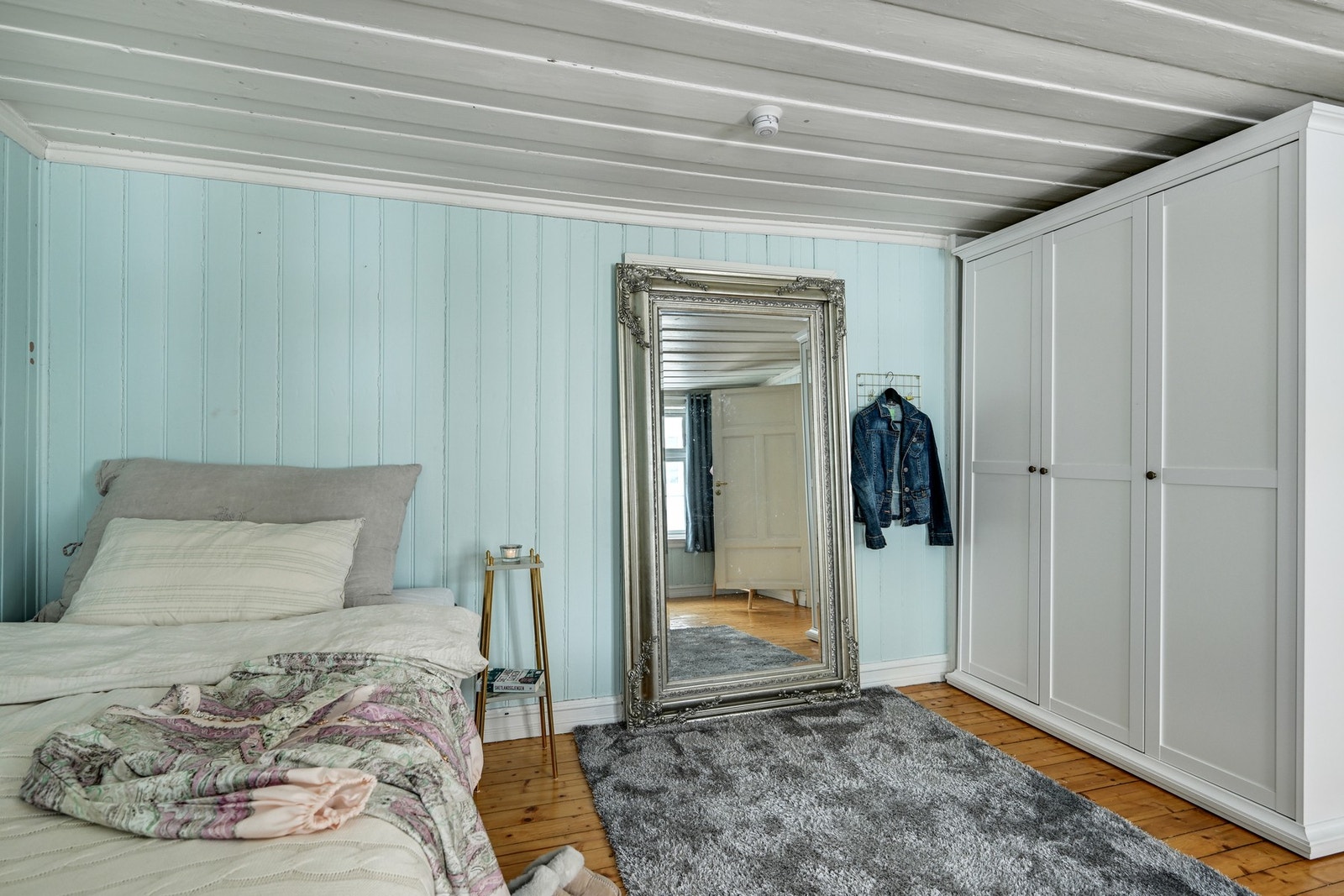 Rommet har også et garderobeskap for klesoppbevaringen Galleribilde