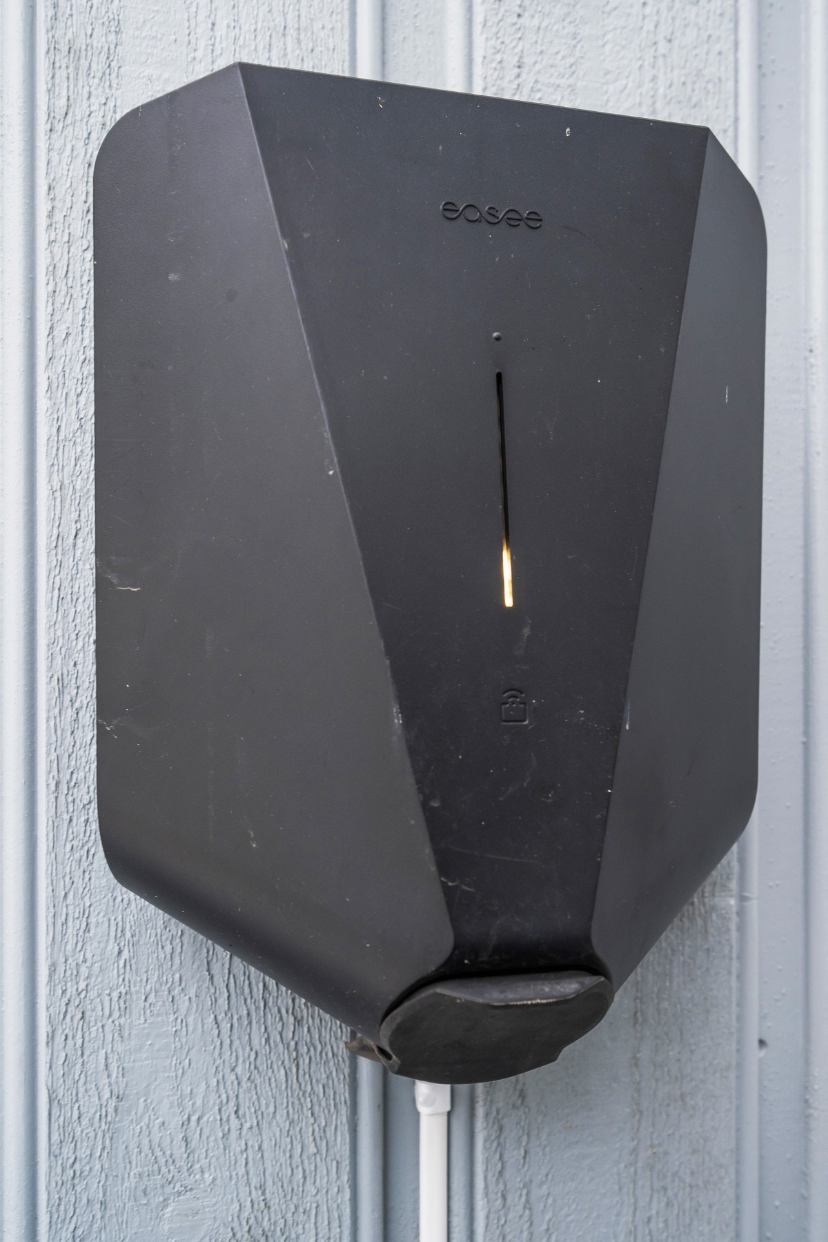 I 2020 ble det montert elbil-lader fra Easee på sørsiden av boligen. Ny parkeringsplass må opparbeides på nordsiden, og da vil naturligvis denne måtte bli flyttet Galleribilde