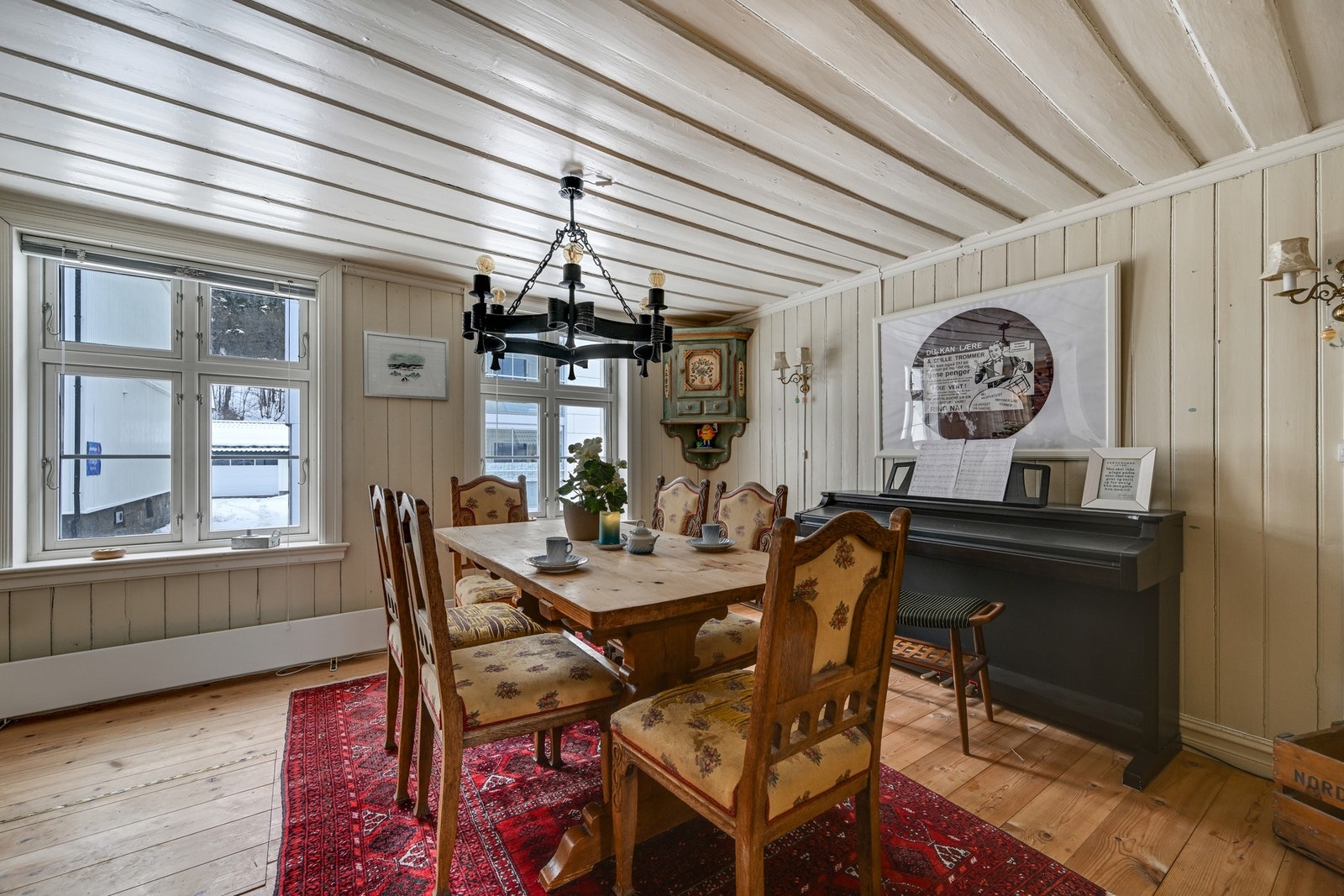 Her har man god plass til en romslig spisegruppe hvor både familie og venner kan inviteres til bords Galleribilde