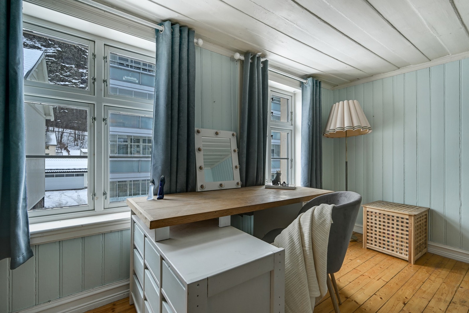 Her kan man gjøre alt fra kontorarbeid til lekser, uten at det går på bekostning av plass til seng eller nattbord Galleribilde